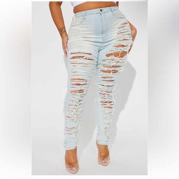 *NWT* Fashion Nova Caught In Your Love Distressed Jeans - Picture 1 of 6